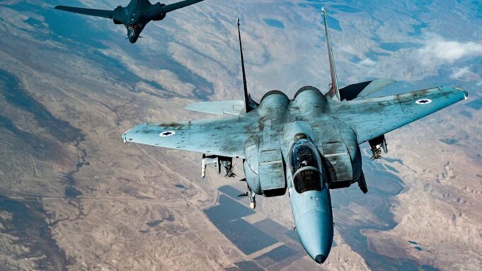 Trump fija un plazo de 48 horas para que un tripulante sea rescatado y otro detrás de las líneas enemigas después de que Irán derribara un avión de combate estadounidense.