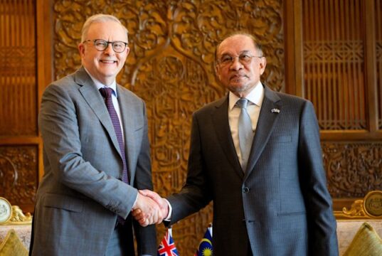 Antony Albanese y Anwar encuentran puntos en común al defender al Papa contra Trump