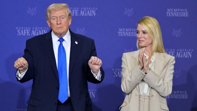 Trump despide a Pam Bondi como fiscal general de Estados Unidos; Lee Zeldin, propuesto como sucesor