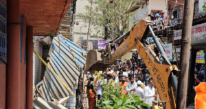 Tres heridos en enfrentamiento entre dos grupos en Dindoshi, 10 detenidos