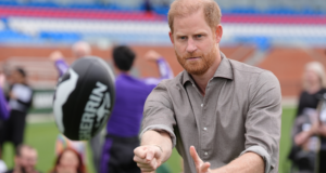 El príncipe Harry juega al fútbol en Melbourne