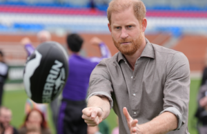 El príncipe Harry juega al fútbol en Melbourne