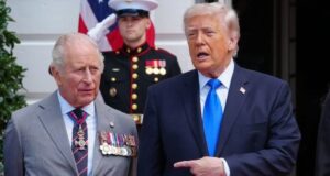 El rey Carlos y la reina Camila concluyen su visita de Estado a Estados Unidos; Trump presenta un nuevo plan para reabrir el Estrecho de Ormuz