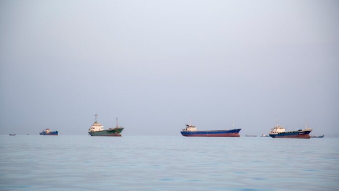 Irán confisca barcos mientras Estados Unidos extiende la tregua en medio de crecientes tensiones
