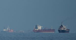 Irán vuelve a imponer restricciones después de que Estados Unidos continúa el bloqueo