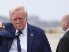 El presidente pone a prueba a los verdaderos creyentes con sus payasadas en medio de encuestas debilitadas