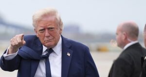 El presidente pone a prueba a los verdaderos creyentes con sus payasadas en medio de encuestas debilitadas