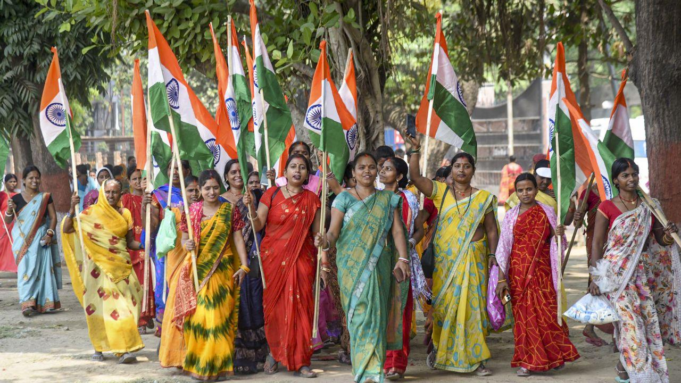 Trabajadoras de la NDA realizan una marcha de protesta en Patna, la oposición es blanco de ataques