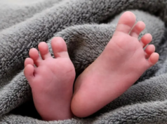 Los médicos de Indore salvan la vida de un niño de un año después de que un pez le saltara a la garganta