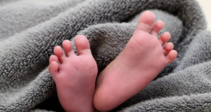 Los médicos de Indore salvan la vida de un niño de un año después de que un pez le saltara a la garganta