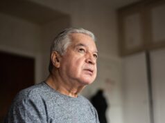 La mayoría de las caídas ocurren en casa. Aquí hay cinco maneras fáciles de prevenirlos.