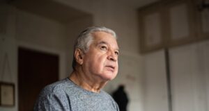 La mayoría de las caídas ocurren en casa. Aquí hay cinco maneras fáciles de prevenirlos.