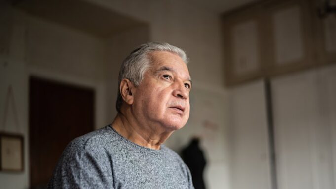 La mayoría de las caídas ocurren en casa. Aquí hay cinco maneras fáciles de prevenirlos.