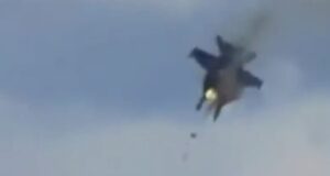 Aviones de combate chocan en exhibición aérea en EE.UU.