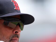 En correo electrónico, agradece a Alex Cora que confía en el futuro de los Medias Rojas