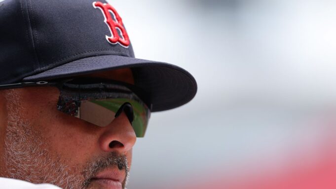 En correo electrónico, agradece a Alex Cora que confía en el futuro de los Medias Rojas