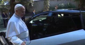 El primer Ferrari totalmente eléctrico presentado al Papa León XIV en Castelgandolfo