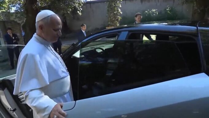 El primer Ferrari totalmente eléctrico presentado al Papa León XIV en Castelgandolfo