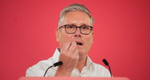 Keir Starmer se niega a dimitir mientras 70 parlamentarios laboristas del Reino Unido piden la dimisión del primer ministro