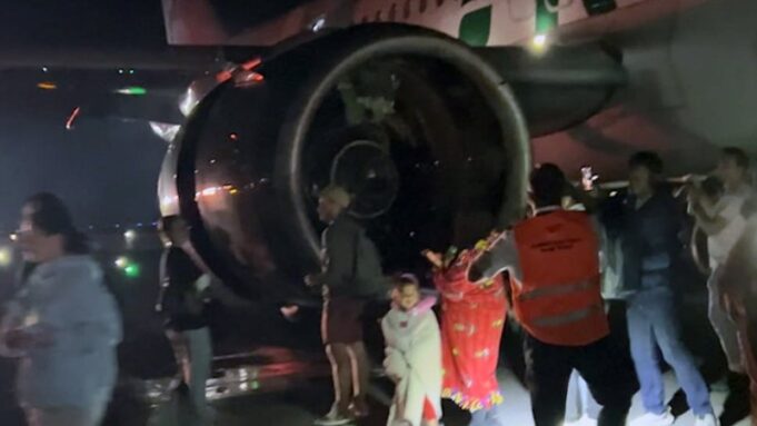 Pasajeros evacuados del avión de Frontier Airlines