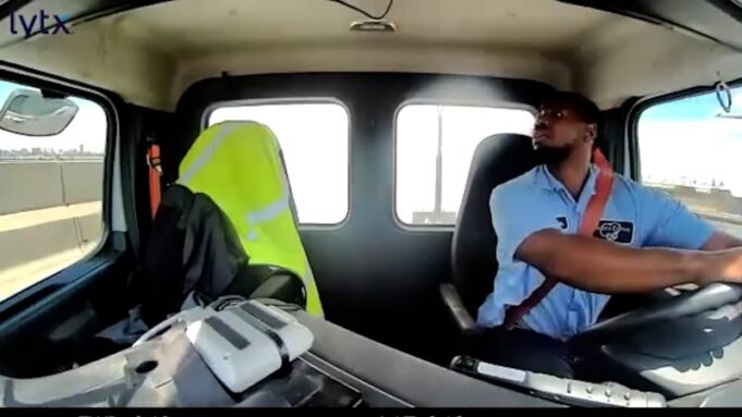 Momento dramático: un avión estadounidense choca contra un camión de panadería al aterrizar