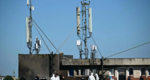 Un dron ruso se estrella contra un apartamento rumano; Irán exige acciones concretas de Estados Unidos sobre el alto el fuego; Ocho estudiantes detenidos por incendio provocado en escuela en Kenia