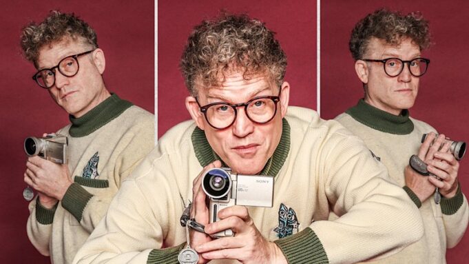 John Safran se convirtió en un éxito de culto en Race Around the World. Ahora la estrella ‘flaca, pálida y llorona’ ha vuelto