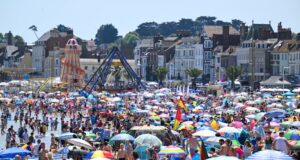 La ola de calor del Reino Unido llena las playas e insinúa el brutal verano del norte que se avecina