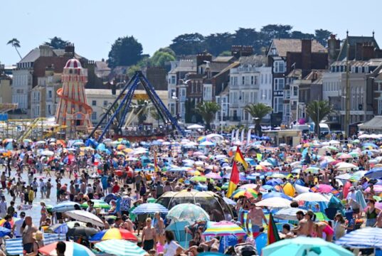 La ola de calor del Reino Unido llena las playas e insinúa el brutal verano del norte que se avecina