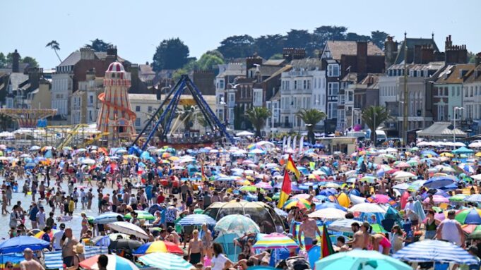 La ola de calor del Reino Unido llena las playas e insinúa el brutal verano del norte que se avecina