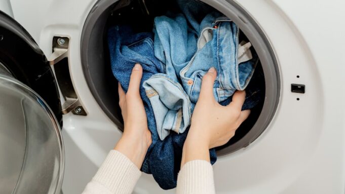 Exactamente con qué frecuencia debes lavar tus jeans y otros mitos sobre el denim desmentidos