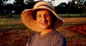 Cómo la pasión de la difunta gobernadora de Nueva Gales del Sur por el arte indígena la llevó a la remota Australia