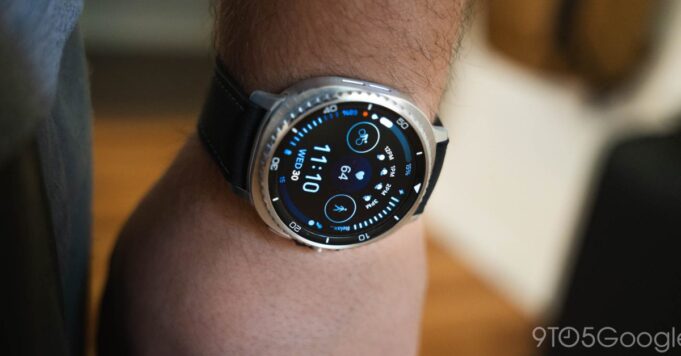 Galaxy Watch 9 Classic podría venir con la función de levantar para hablar