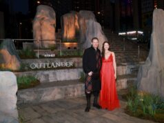 Las estrellas de ‘Outlander’ Caitríona Balfe y Sam Heughan reaccionan al final
