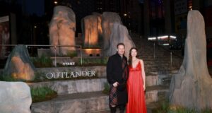 Las estrellas de ‘Outlander’ Caitríona Balfe y Sam Heughan reaccionan al final