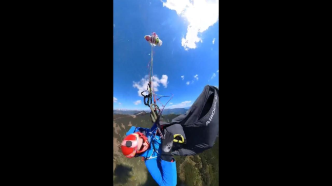 El milagroso escape de un parapente austriaco tras ser atropellado por un avión en el aire