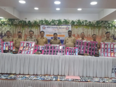 La policía de Mumbai recupera 982 teléfonos móviles robados por valor de 1,46 millones de rupias y los entrega a sus propietarios