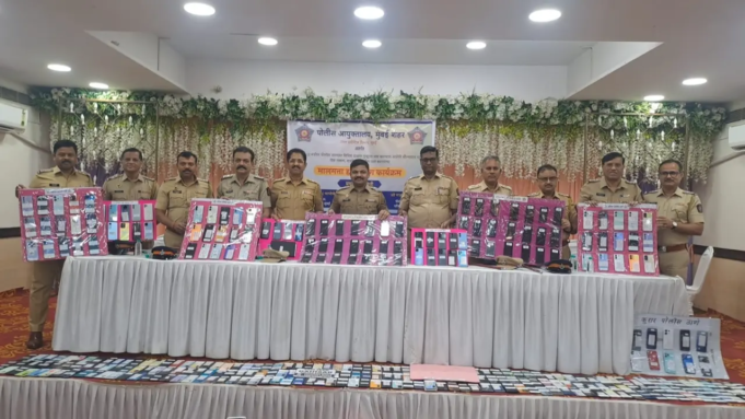La policía de Mumbai recupera 982 teléfonos móviles robados por valor de 1,46 millones de rupias y los entrega a sus propietarios