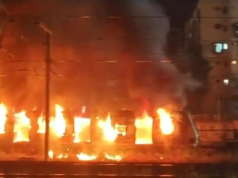 El vagón general del Jaynagar-Udhna Express destruido por un incendio en la estación de tren de Madhubani