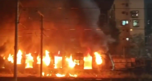 El vagón general del Jaynagar-Udhna Express destruido por un incendio en la estación de tren de Madhubani
