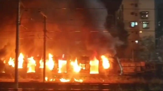El vagón general del Jaynagar-Udhna Express destruido por un incendio en la estación de tren de Madhubani