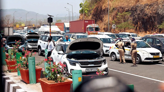 Las prisas del fin de semana largo y el movimiento de personas VIP provocan atascos de tráfico que duran horas en la sección de Khandala ghat