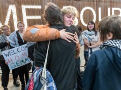 La primera australiana Gemma O’Toole llega a casa mientras la familia exige respuestas de Israel y se reúne con el primer ministro.