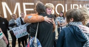La primera australiana Gemma O’Toole llega a casa mientras la familia exige respuestas de Israel y se reúne con el primer ministro.