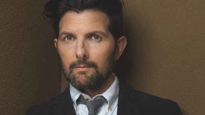 El momento en que la estrella de Severance, Adam Scott, supo que su película de terror irlandesa Hokum era un éxito
