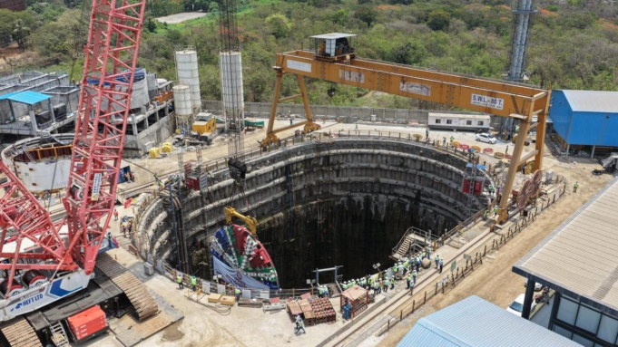 Proyecto de tren bala: cabezal de corte de tuneladora de 350 toneladas bajado en el sitio del túnel de Vikhroli