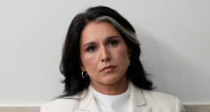 Tulsi Gabbard dimite como directora de inteligencia nacional del gabinete de Donald Trump, citando el diagnóstico de cáncer de su marido