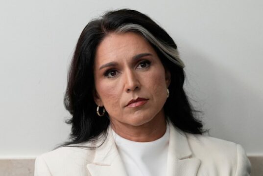 Tulsi Gabbard dimite como directora de inteligencia nacional del gabinete de Donald Trump, citando el diagnóstico de cáncer de su marido