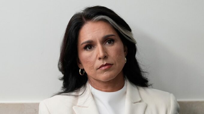 Tulsi Gabbard dimite como directora de inteligencia nacional del gabinete de Donald Trump, citando el diagnóstico de cáncer de su marido