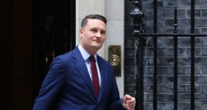Wes Streeting renuncia como secretario de salud del Reino Unido, despejando el camino para el desafío